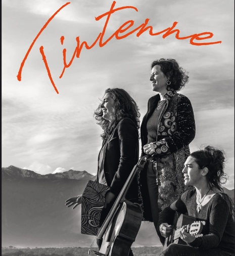 Le trio Tintenne composé de 3 femmes qui regarde l'horizon en noir et blanc.