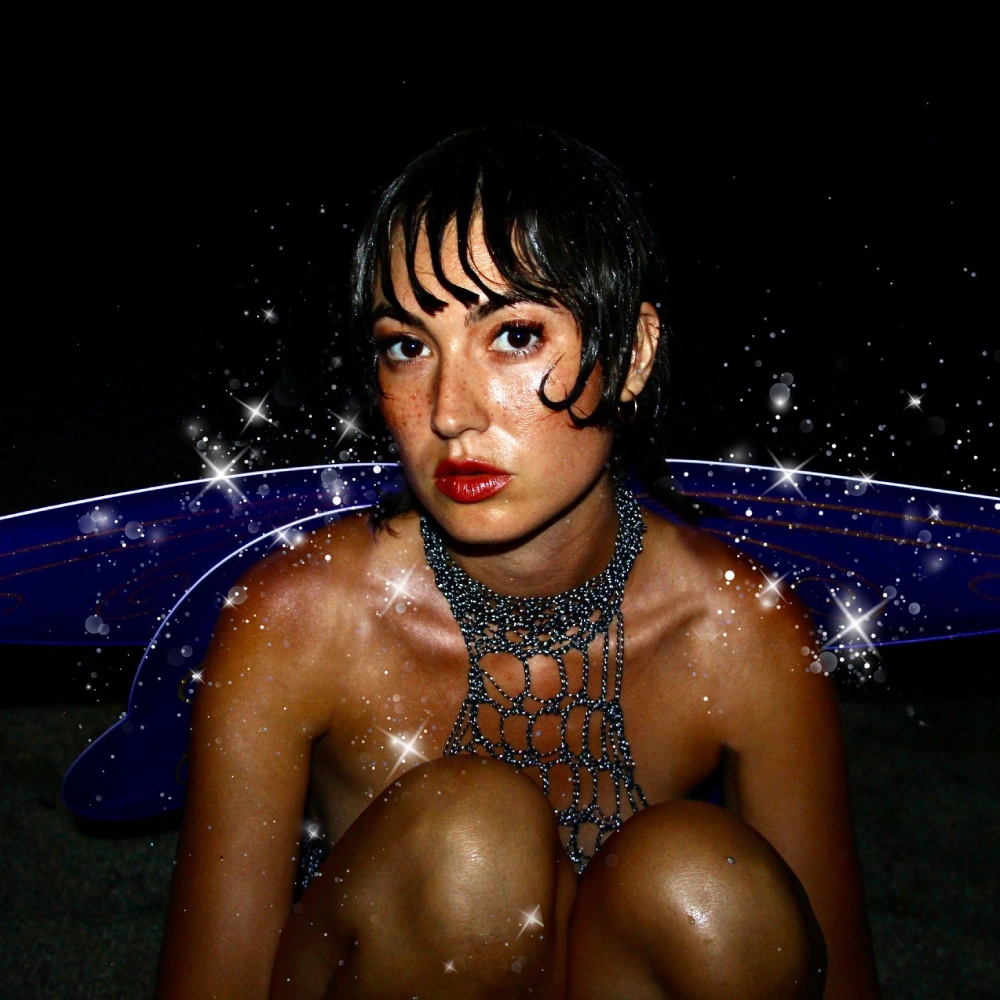 Carla Paoli accroupie dans la mer.